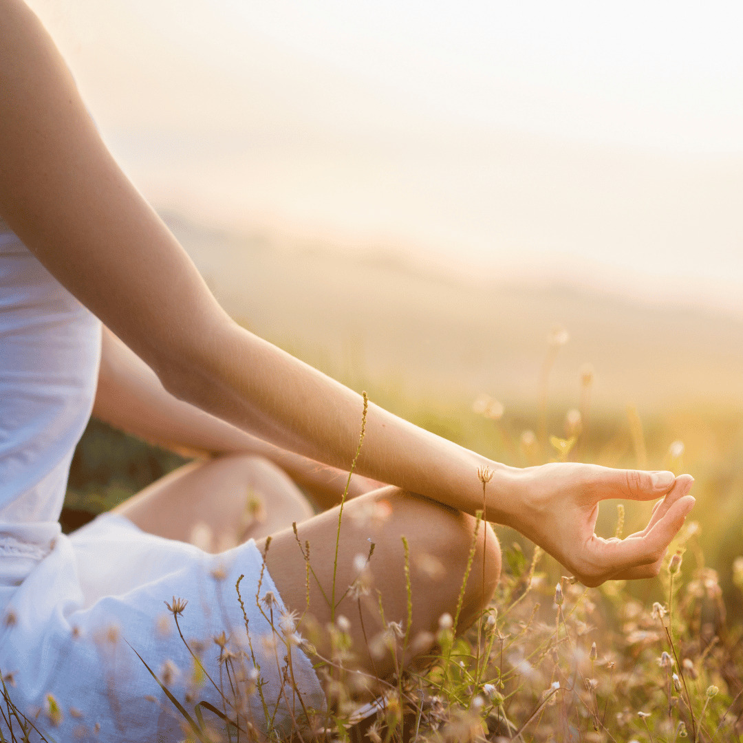 瞑想　女性　全裸 